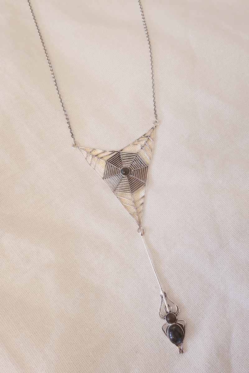 Arachne Necklace in Silver with Labradorite Stone