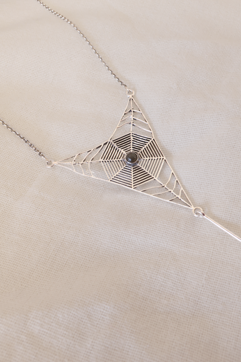 Arachne Necklace in Silver with Labradorite Stone