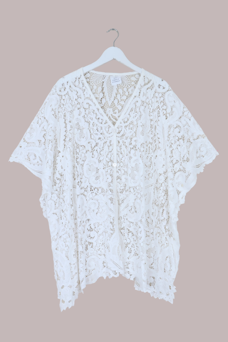 Cleo Buttoned Poncho in Cotswold White Lace - Free Size