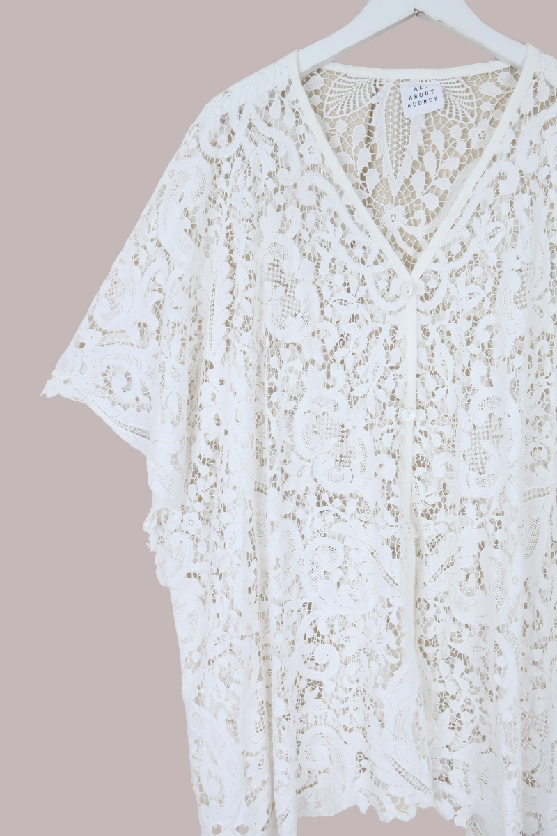Cleo Buttoned Poncho in Cotswold White Lace - Free Size