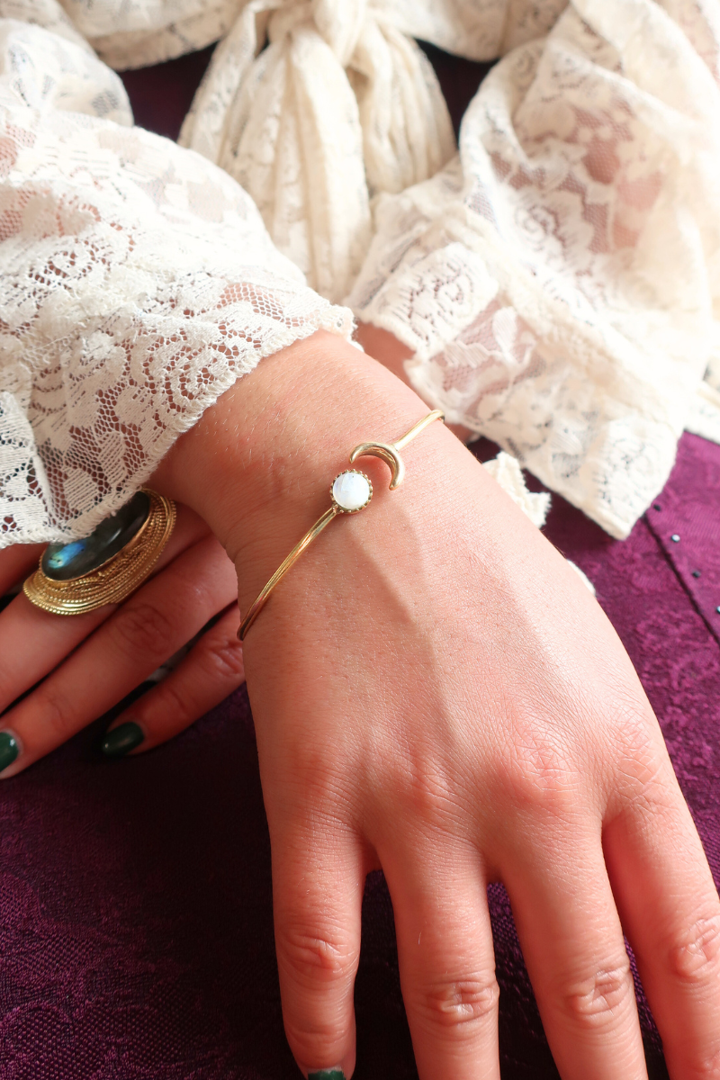 Moonlit Bangle in Gold with White Moonstone