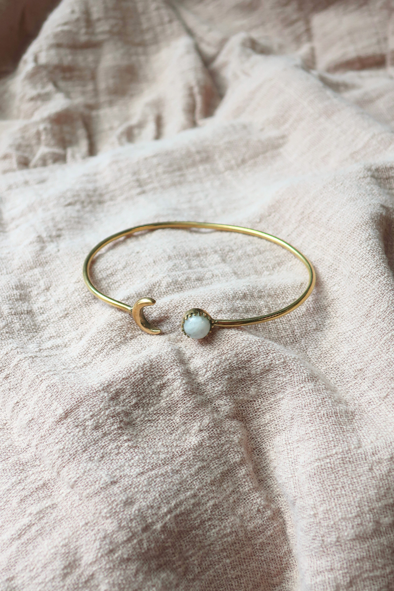 Moonlit Bangle in Gold with White Moonstone