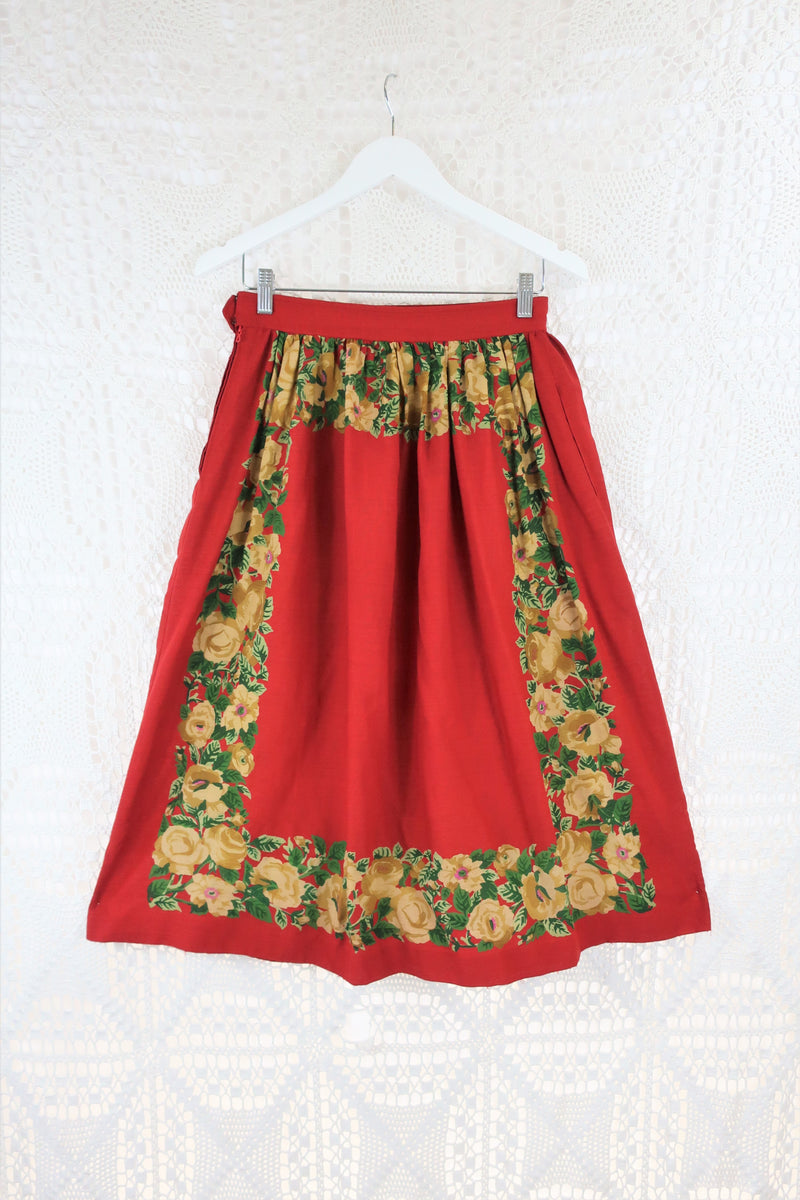 70's Vintage - Cottage Pocketed Skirt - Red & Green Roses - Size S
