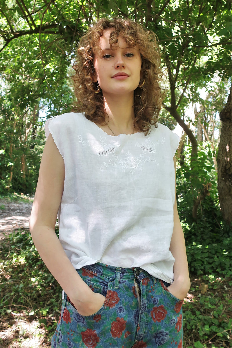 70's Vintage - White Embroidered Scallop Top - Size S/M